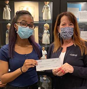 Shanice Mitchell receiving her scholarship at the Tower Health branch.